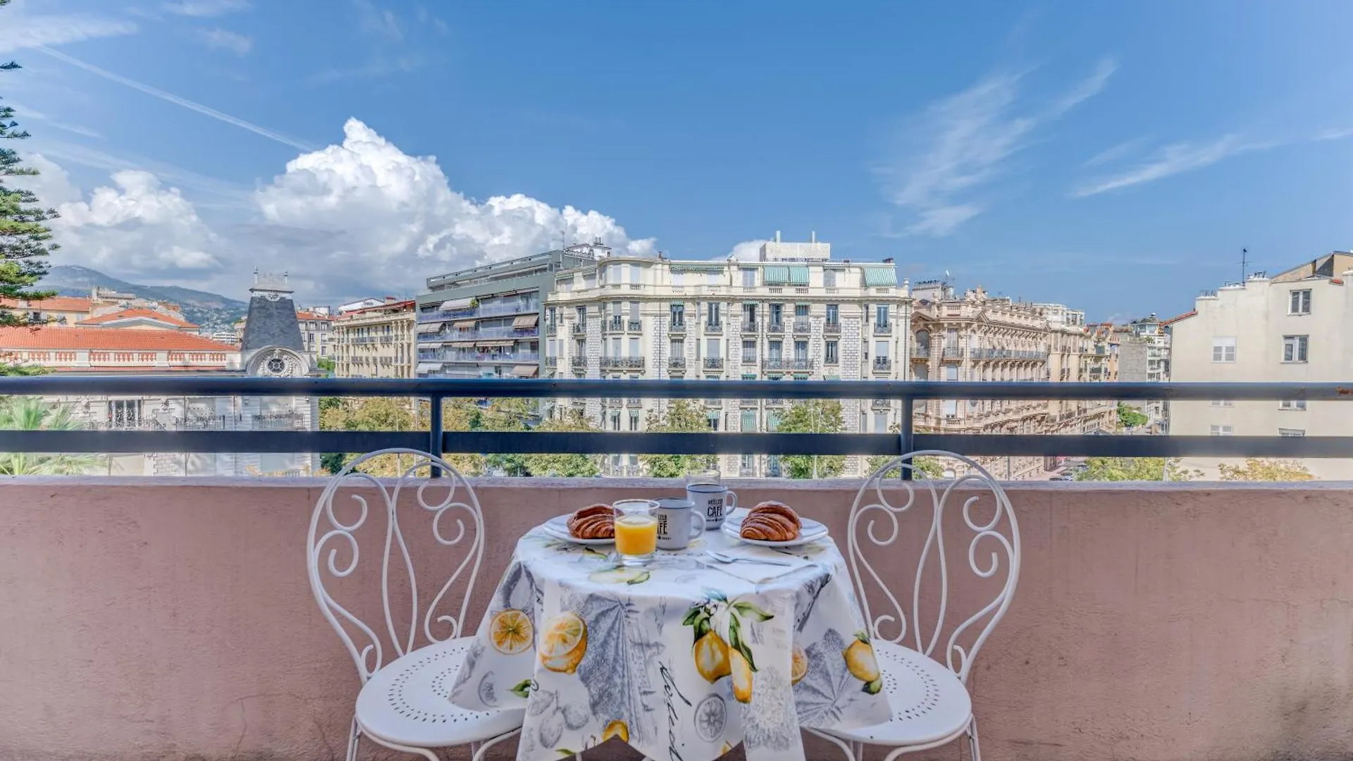 Elegant Condo With Balconies In The Heart Of Nice