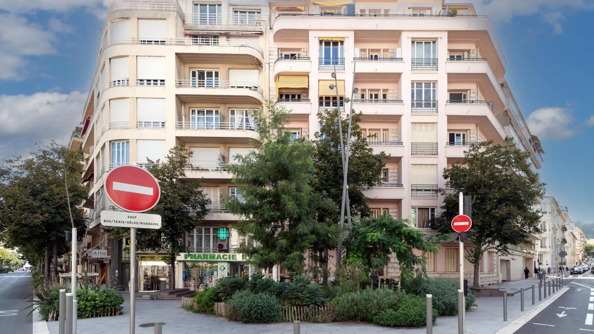 Elegant Condo With Balconies In The Heart Of Nice