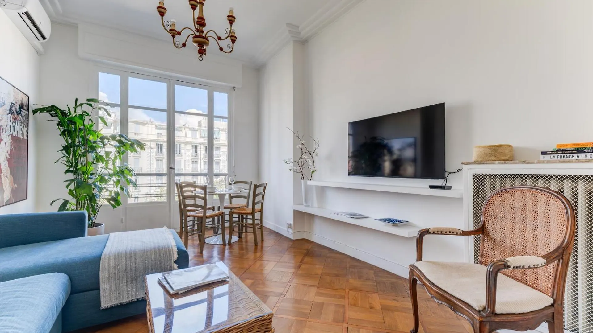 Elegant Condo With Balconies In The Heart Of Nice Holiday home
