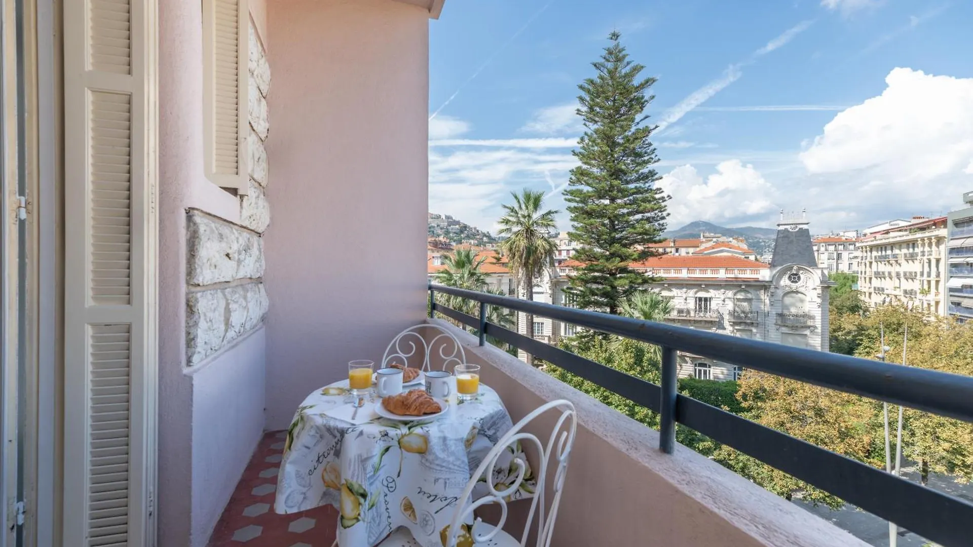 Elegant Condo With Balconies In The Heart Of Nice