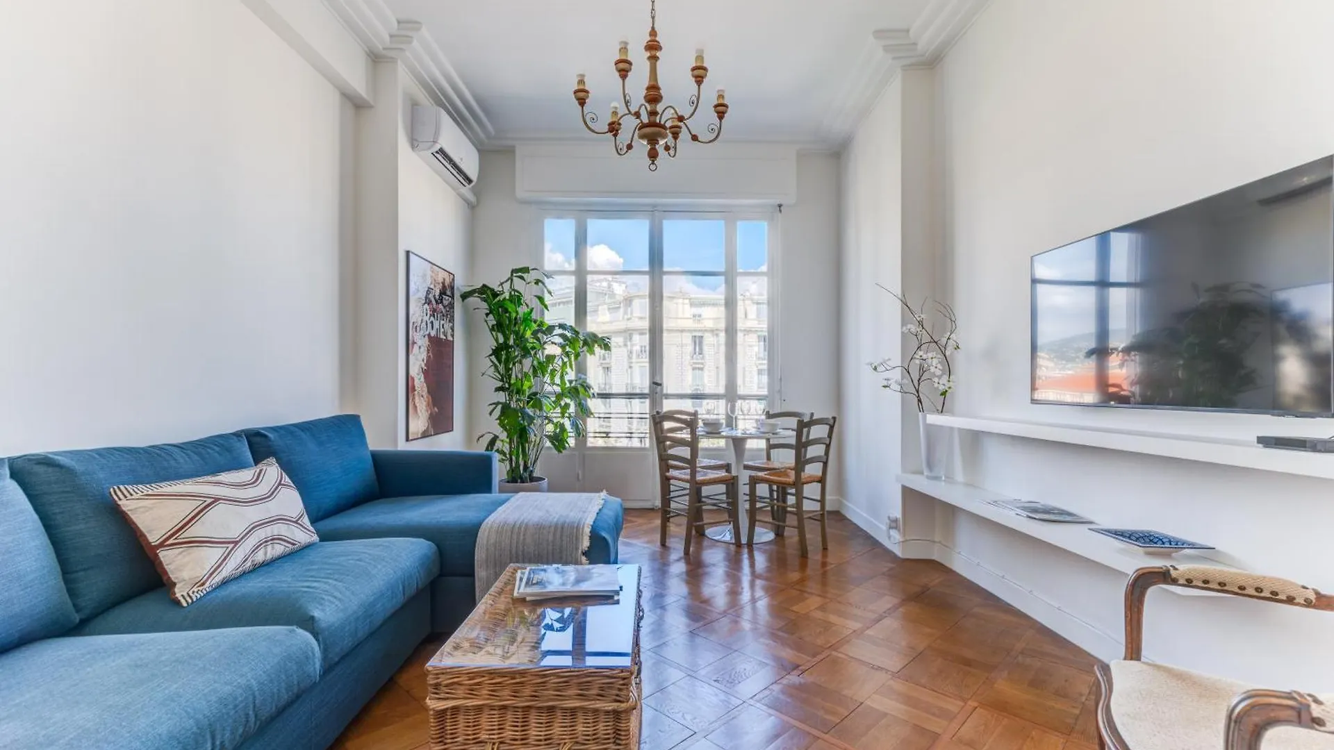 Elegant Condo With Balconies In The Heart Of Nice