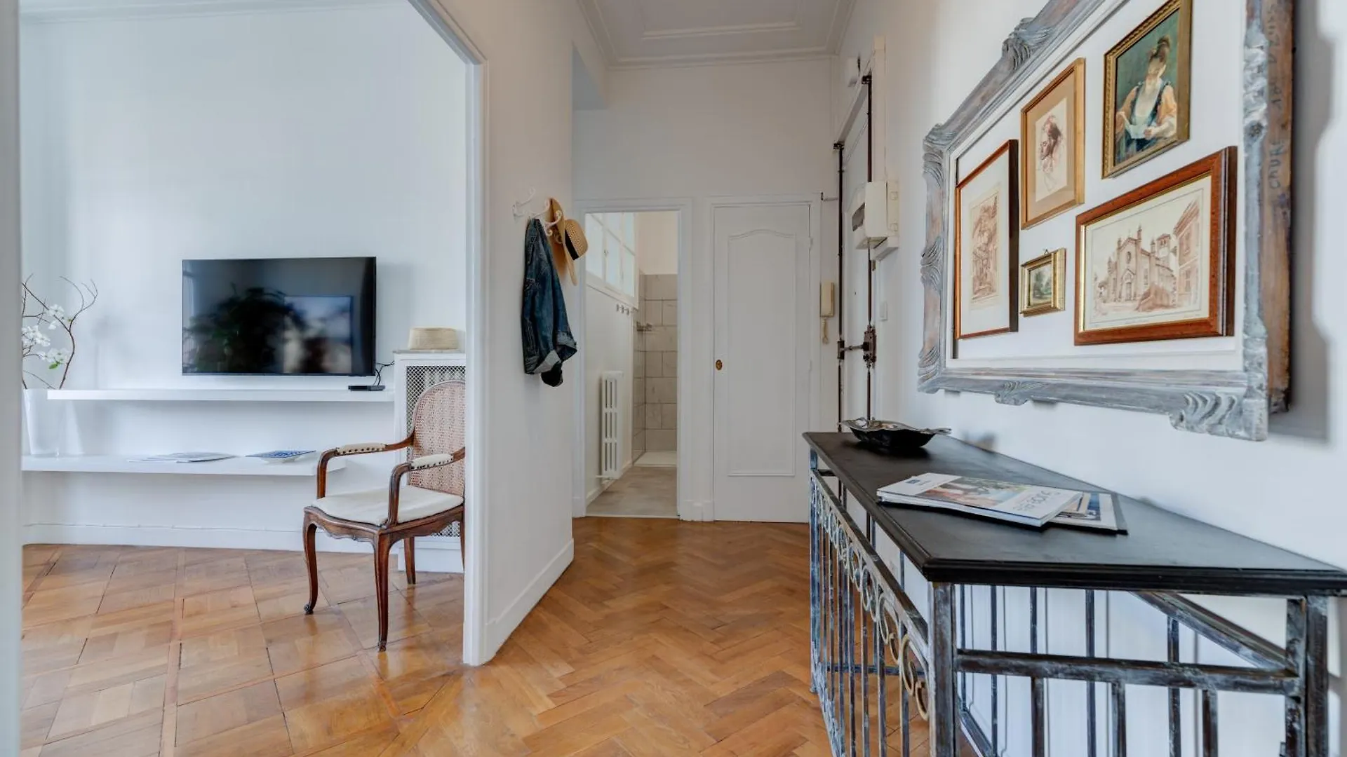 Elegant Condo With Balconies In The Heart Of Nice Holiday home